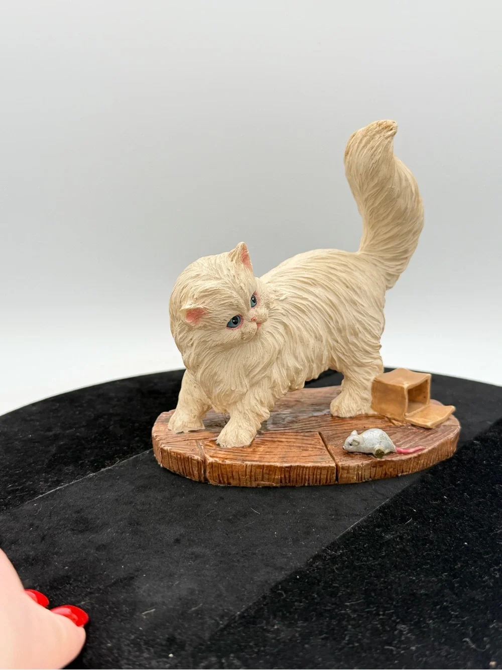 Vintage 1980s Persian Kitten Cat Figurine w Mouse Resin Shelf Decor 6.5”